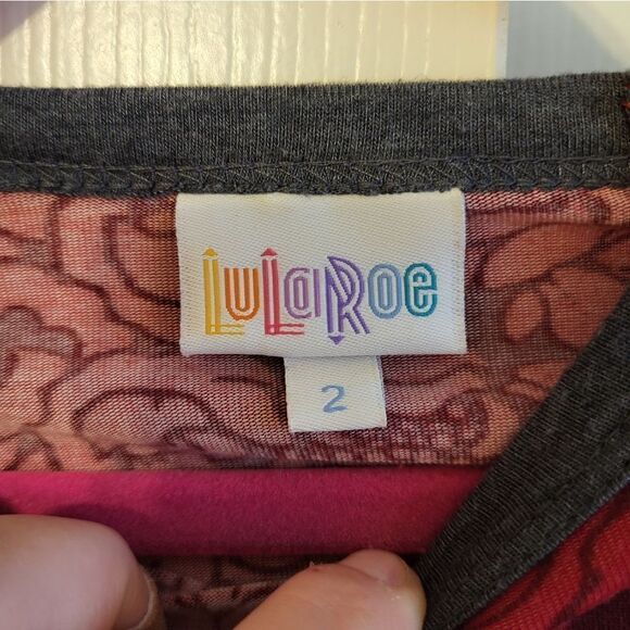 LulaRoe red/grey rose design half sleeve tee - Picture 4 of 6